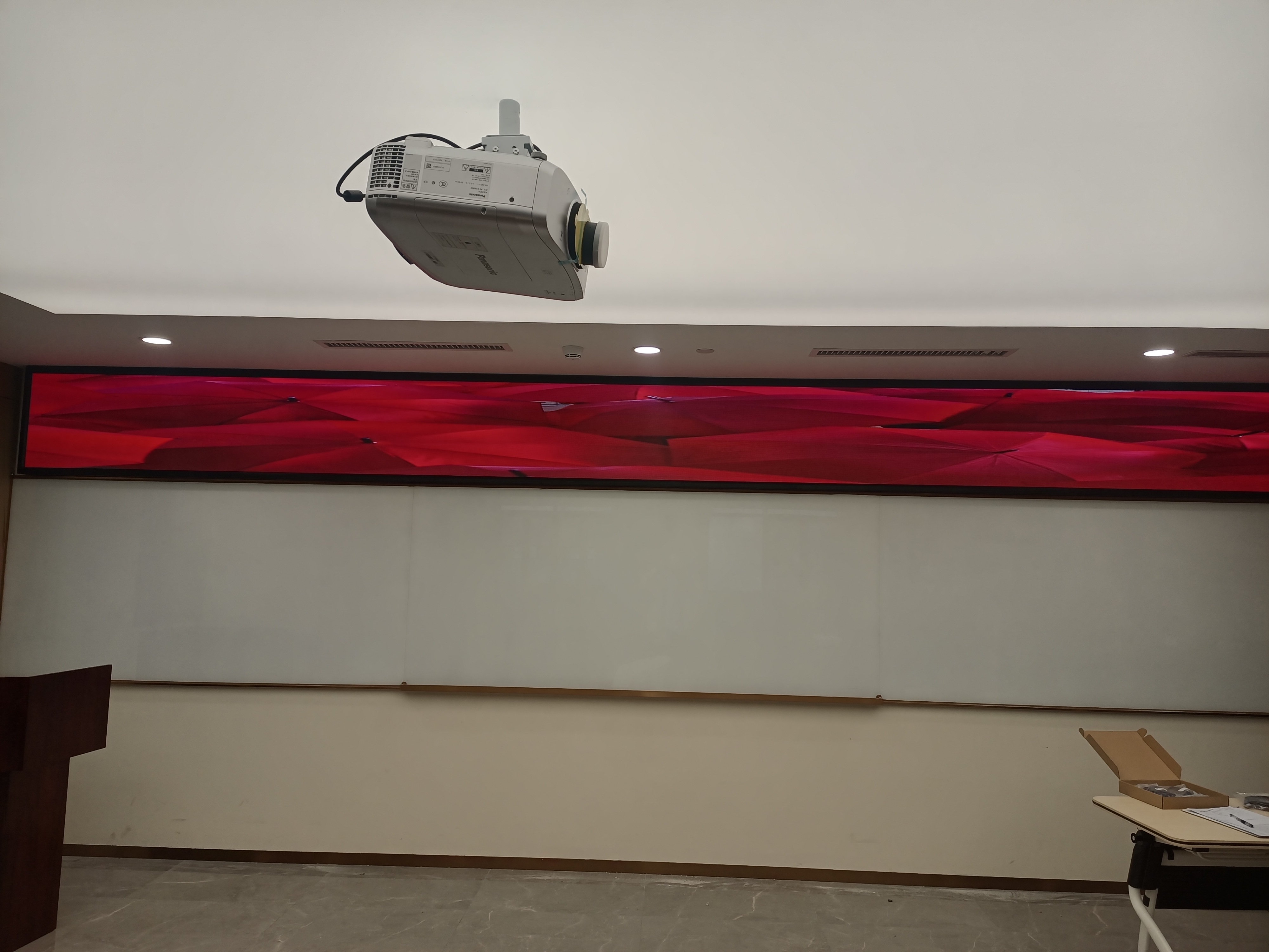 P2.0小間距LED顯示屏-壁掛支架安裝-深圳福田梅林潤華松鶴養(yǎng)老中心